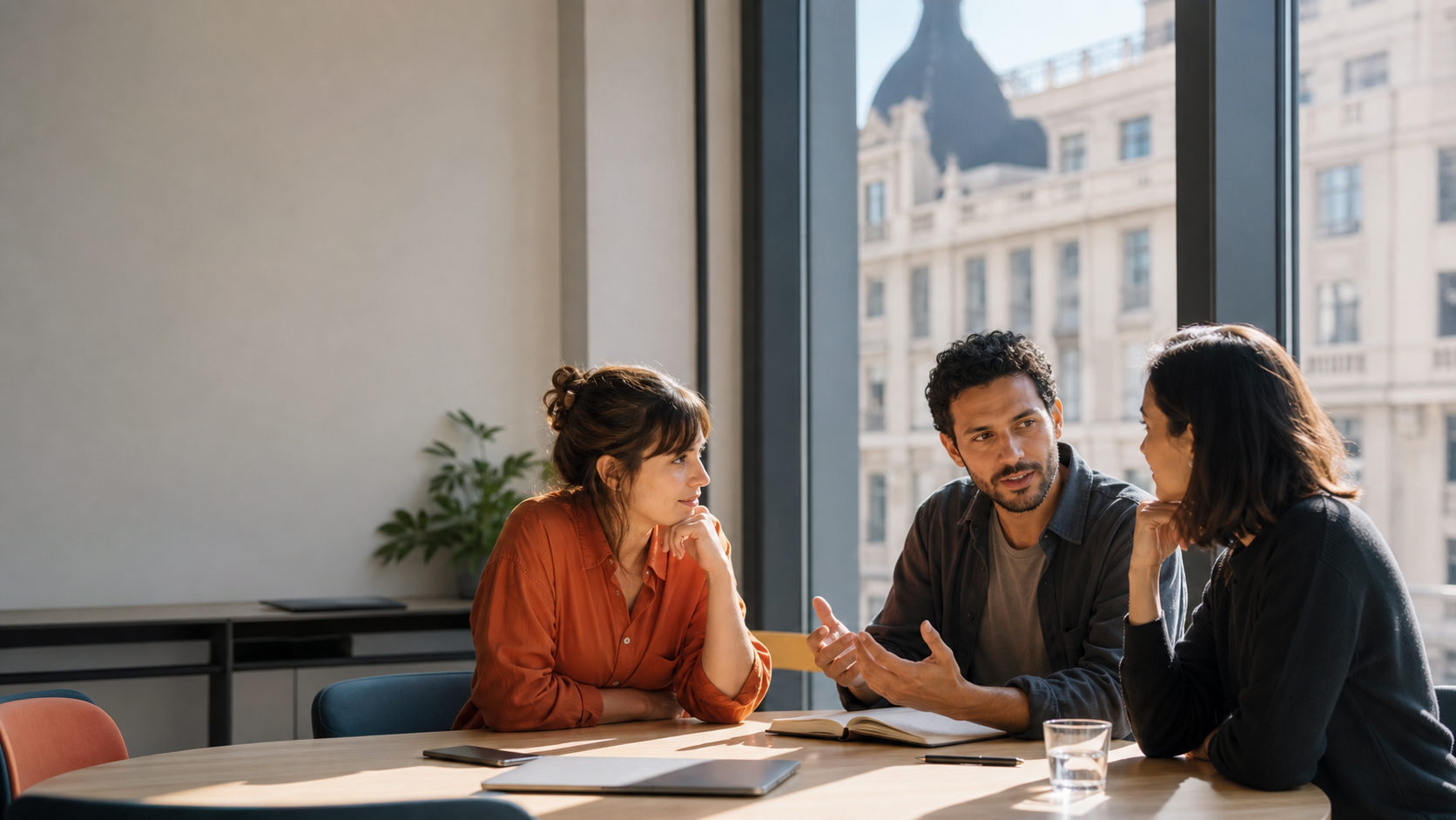 Personas conversando sobre un proyecto de colaboración