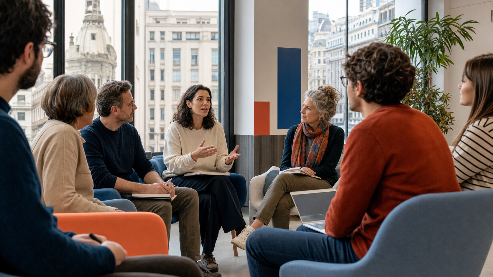 Un grupo conversa y plantea preguntas en un espacio abierto de aprendizaje.